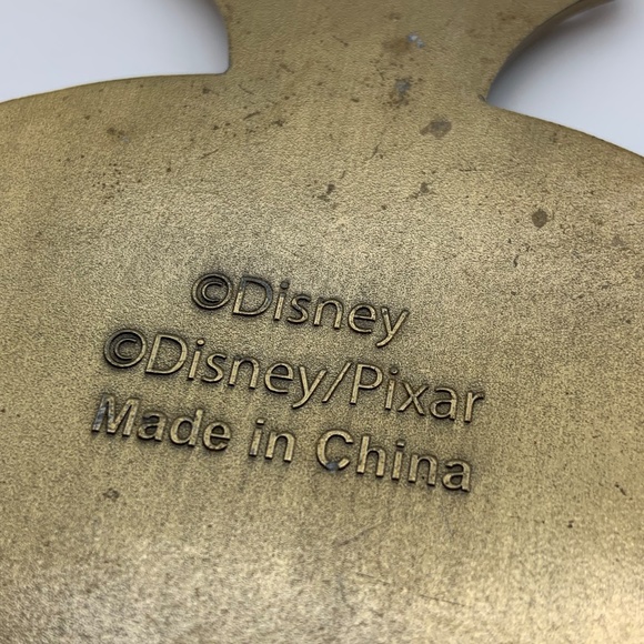 Disney runDisney The Incredibles 2018 Virtual Running Shorts 5K Gold Tone Medal - Picture 11 of 13